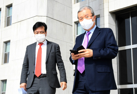 김종인 국민의힘 비상대책위원장(오른쪽)이 23일 오전 서울시장 보궐선거 후보 야권후보 단일화 결과가 발표된 뒤 국회를 나서고 있다.[사진=연합뉴스]